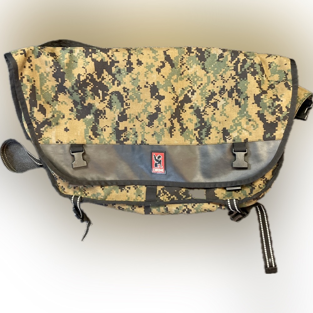 Chrome Industries Large Messenger Sling in Digi Camo